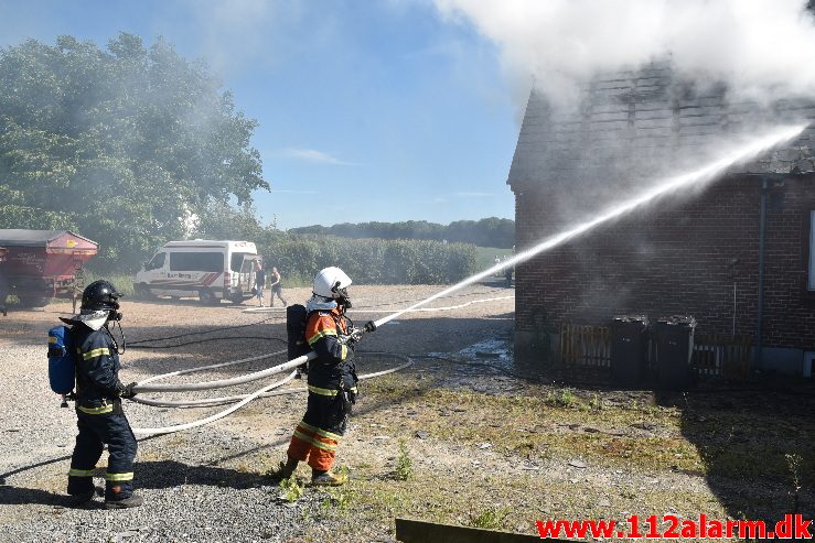 Brand i Villa. Mølvang ved Jelling. 17/06-2017. KL. 16:39.
