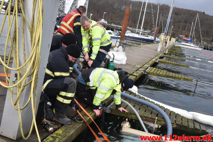 Trekantbrand med til at redde båd. Vejle Lystbådehavn på Stævnen. 22/02-2020. Kl. 13:28.