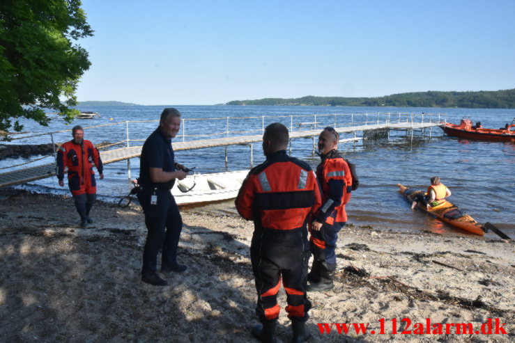 Knægtene blev reddet i land. Tirsbæk Strand ved Vejle Ø. 13/06-2023. KL. 18:03.