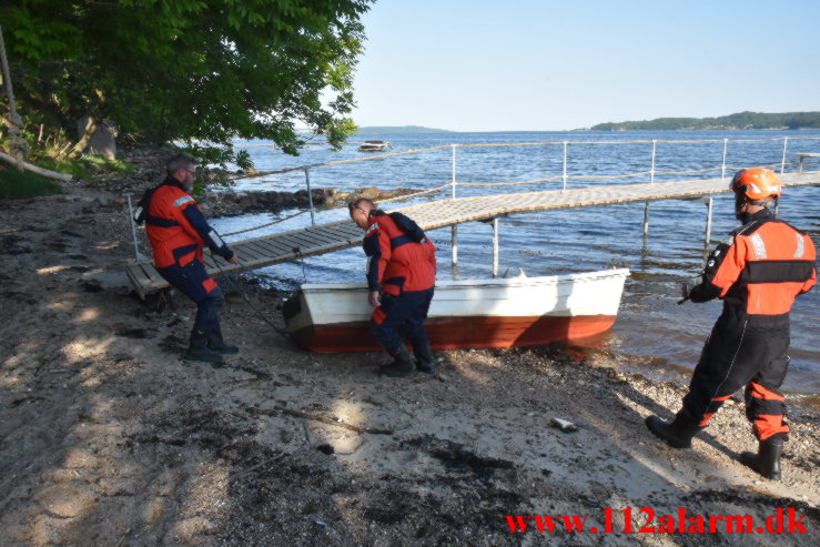 Knægtene blev reddet i land. Tirsbæk Strand ved Vejle Ø. 13/06-2023. KL. 18:03.