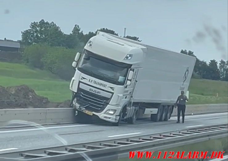 Lastbil holder oppe på betonautoværn. Motorvejen E45 ved Hedensted. 31/05-2024. Kl. 17:48.