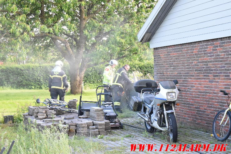 Ukrudtsbrænder satte ild i gasgrillen. Niels Ebbesens Vej i Vinding. 05/06-2024. Kl. 18:19.