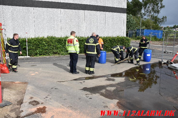 Smide ca. 150 liter olie på asfalten. Bag DGI Huset i Vejle. 12/06-2024. Kl. 16:45.