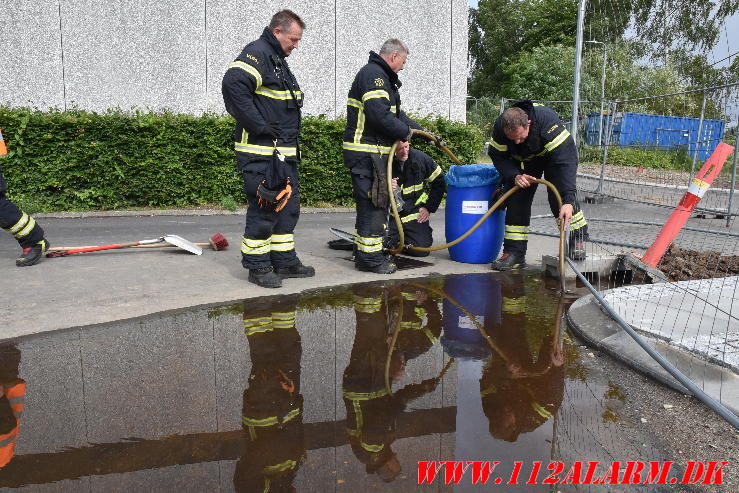 Smide ca. 150 liter olie på asfalten. Bag DGI Huset i Vejle. 12/06-2024. Kl. 16:45.