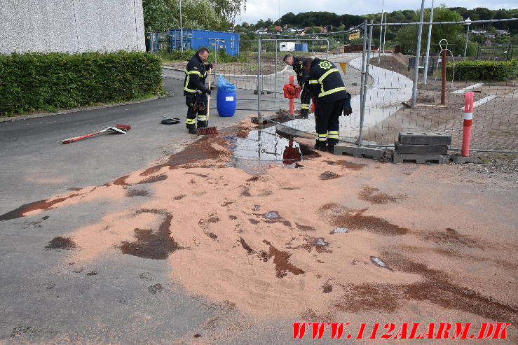 Smide ca. 150 liter olie på asfalten. Bag DGI Huset i Vejle. 12/06-2024. Kl. 16:45.