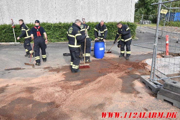 Smide ca. 150 liter olie på asfalten. Bag DGI Huset i Vejle. 12/06-2024. Kl. 16:45.