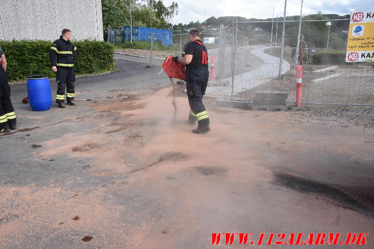 Smide ca. 150 liter olie på asfalten. Bag DGI Huset i Vejle. 12/06-2024. Kl. 16:45.