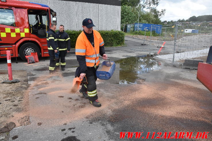 Smide ca. 150 liter olie på asfalten. Bag DGI Huset i Vejle. 12/06-2024. Kl. 16:45.