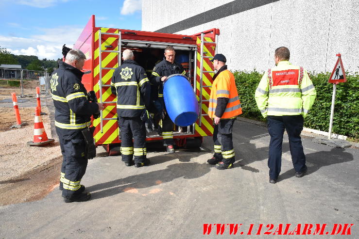 Smide ca. 150 liter olie på asfalten. Bag DGI Huset i Vejle. 12/06-2024. Kl. 16:45.