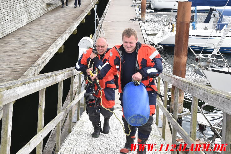 Vejle Brandvæsens dykker var på havnen. Lystbådehavnen i Vejle. 01/07-2024. Kl. 14:55.