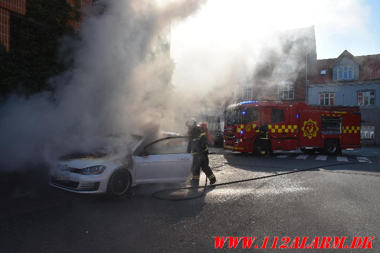 Der gik ild i en Golf Gti. Vendersgade i Vejle. 19/07-2024. Kl. 17:53.