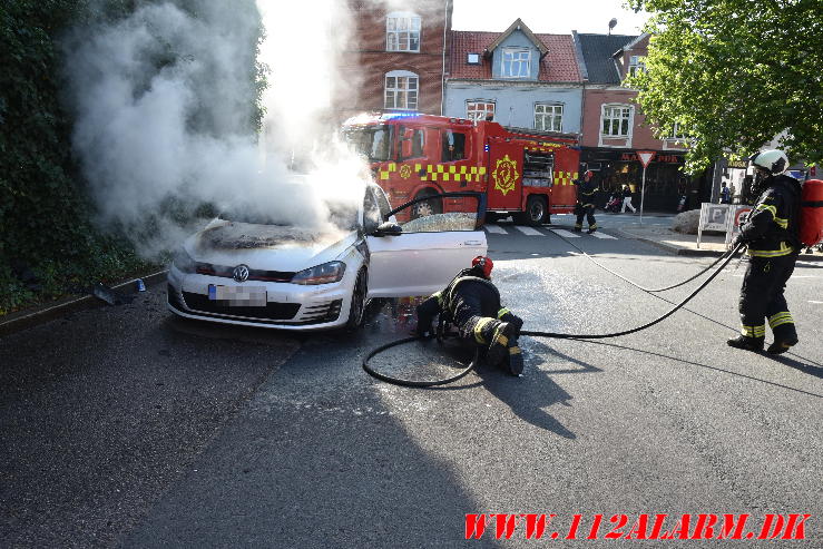 Der gik ild i en Golf Gti. Vendersgade i Vejle. 19/07-2024. Kl. 17:53.