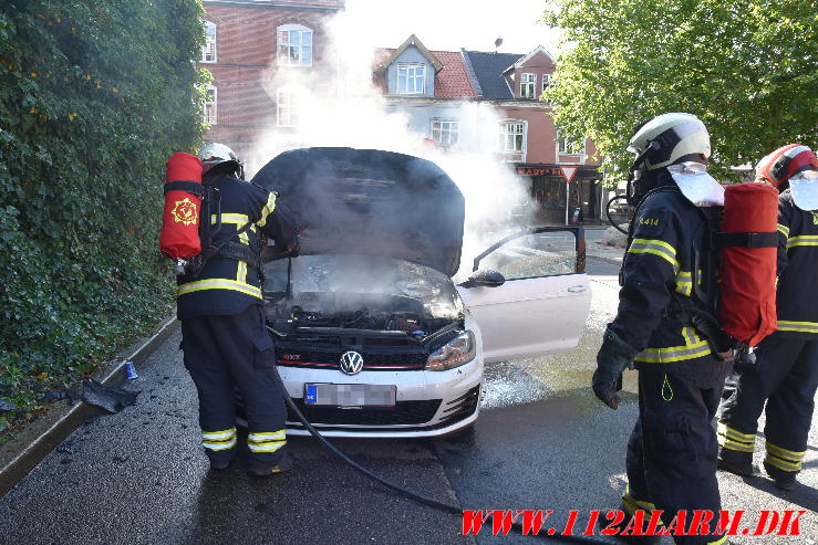 Der gik ild i en Golf Gti. Vendersgade i Vejle. 19/07-2024. Kl. 17:53.