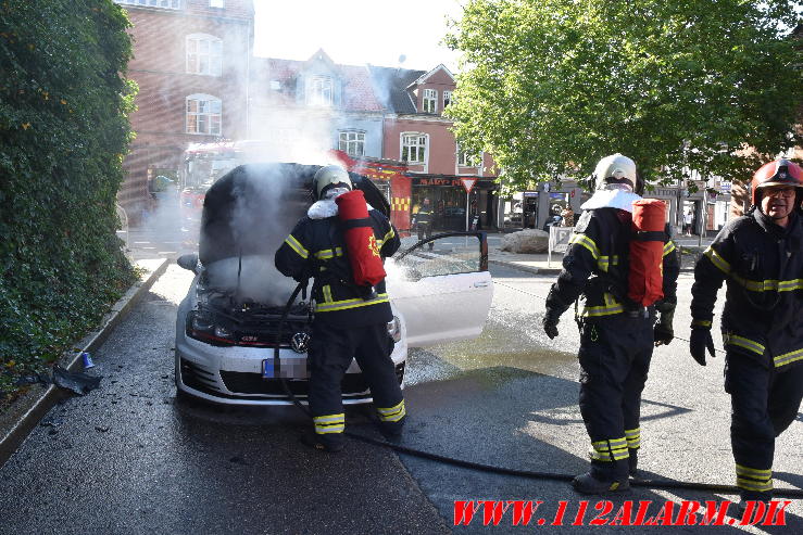 Der gik ild i en Golf Gti. Vendersgade i Vejle. 19/07-2024. Kl. 17:53.