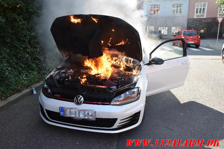 Der gik ild i en Golf Gti. Vendersgade i Vejle. 19/07-2024. Kl. 17:53.