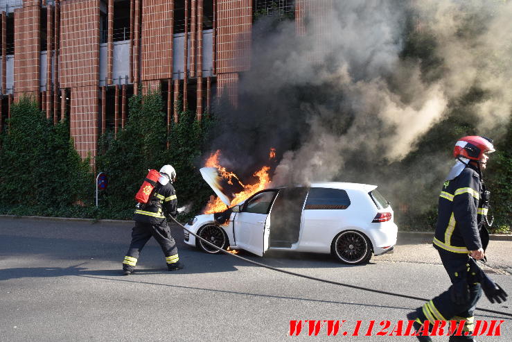 Der gik ild i en Golf Gti. Vendersgade i Vejle. 19/07-2024. Kl. 17:53.