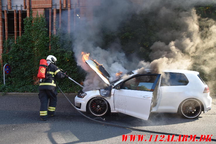 Der gik ild i en Golf Gti. Vendersgade i Vejle. 19/07-2024. Kl. 17:53.