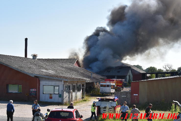 Højen Nedbrydning ApS brænder. Baunholtvej 39 i Højen. 20/07-2024. Kl. 16:29.