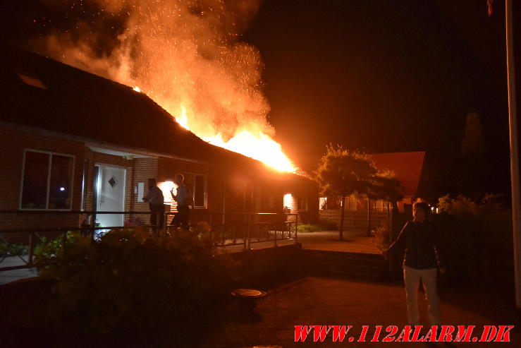 Voldsom brand i rækkehus. Primulavej i Vejle. 22/07-2024. KL. 02:34.