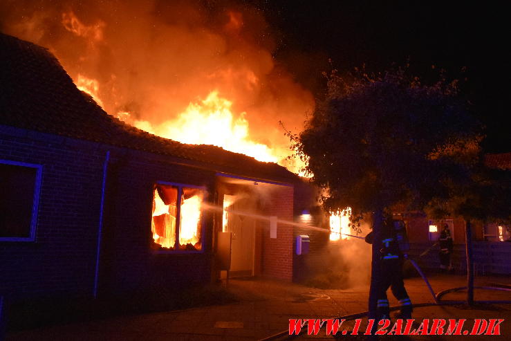 Voldsom brand i rækkehus. Primulavej i Vejle. 22/07-2024. KL. 02:34.