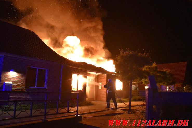 Voldsom brand i rækkehus. Primulavej i Vejle. 22/07-2024. KL. 02:34.