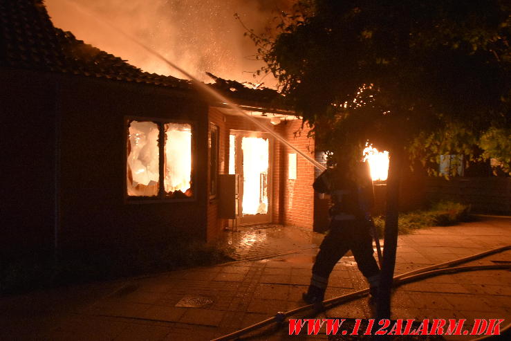 Voldsom brand i rækkehus. Primulavej i Vejle. 22/07-2024. KL. 02:34.