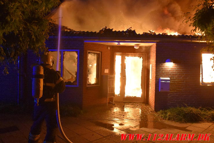 Voldsom brand i rækkehus. Primulavej i Vejle. 22/07-2024. KL. 02:34.