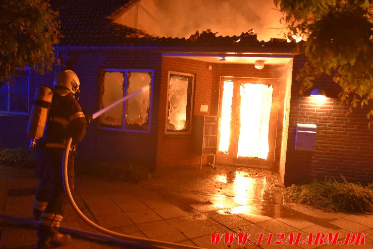 Voldsom brand i rækkehus. Primulavej i Vejle. 22/07-2024. KL. 02:34.