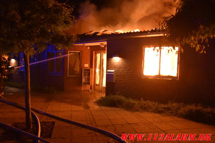 Voldsom brand i rækkehus. Primulavej i Vejle. 22/07-2024. KL. 02:34.