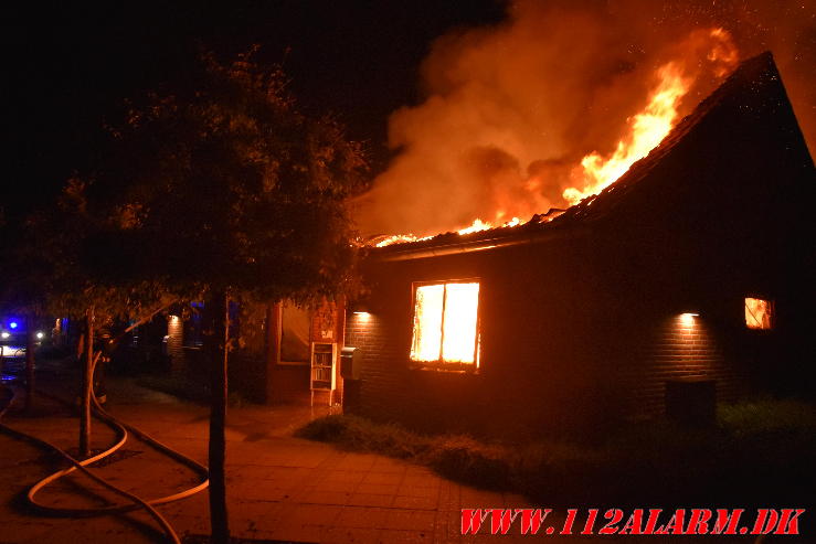 Voldsom brand i rækkehus. Primulavej i Vejle. 22/07-2024. KL. 02:34.