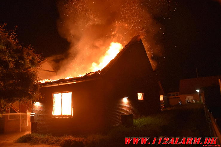 Voldsom brand i rækkehus. Primulavej i Vejle. 22/07-2024. KL. 02:34.