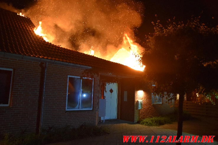 Voldsom brand i rækkehus. Primulavej i Vejle. 22/07-2024. KL. 02:34.