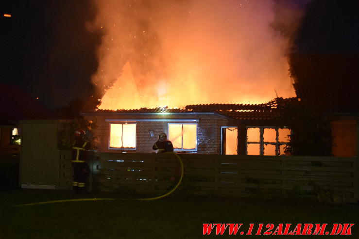 Voldsom brand i rækkehus. Primulavej i Vejle. 22/07-2024. KL. 02:34.