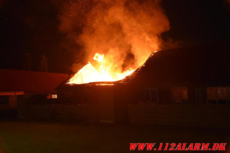 Voldsom brand i rækkehus. Primulavej i Vejle. 22/07-2024. KL. 02:34.