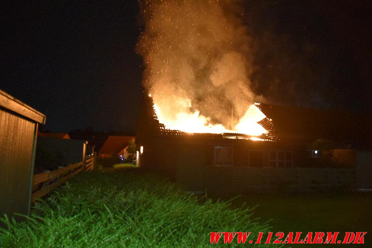 Voldsom brand i rækkehus. Primulavej i Vejle. 22/07-2024. KL. 02:34.