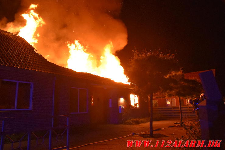 Voldsom brand i rækkehus. Primulavej i Vejle. 22/07-2024. KL. 02:34.