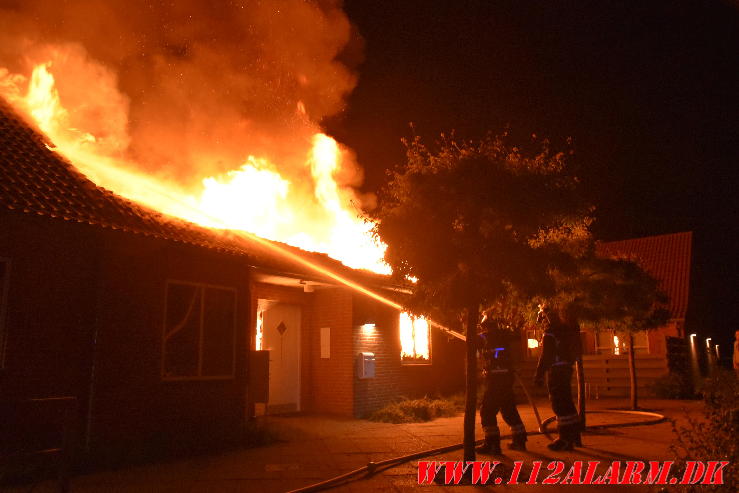 Voldsom brand i rækkehus. Primulavej i Vejle. 22/07-2024. KL. 02:34.