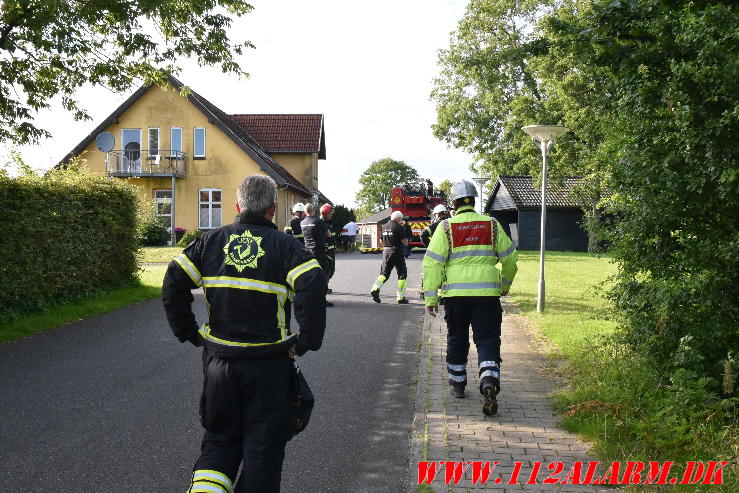 Drengen blev reddet ned fra taget. Vestermarksvej i Grejs. 29/07-2024. Kl. 18:46.