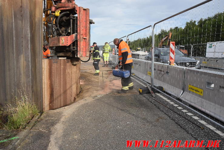 Pludselig sprang et rør og det gav lidt olie. Bredstenvej Rute 28. 30/07-2024. KL. 7:37.