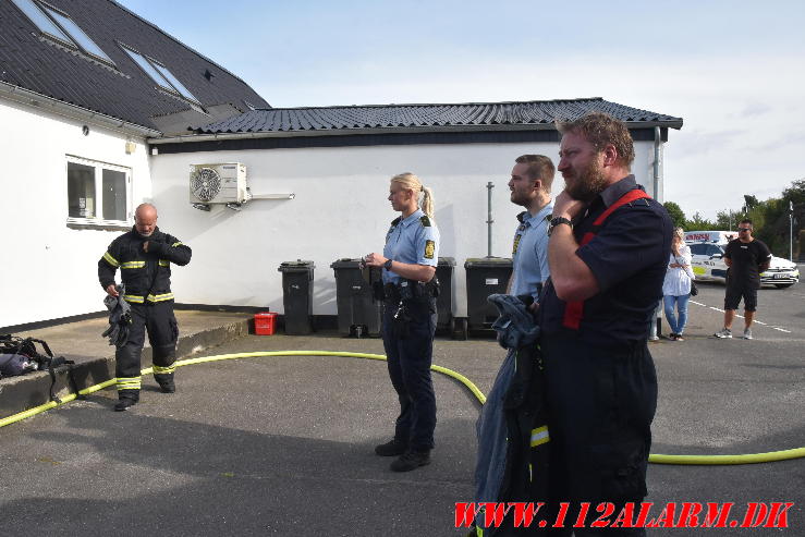 Ild i Carport. Nørre Bygade i Grejs. 02/08-2024. Kl. 17:34.