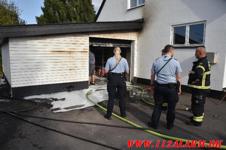 Ild i Carport. Nørre Bygade i Grejs. 02/08-2024. Kl. 17:34.