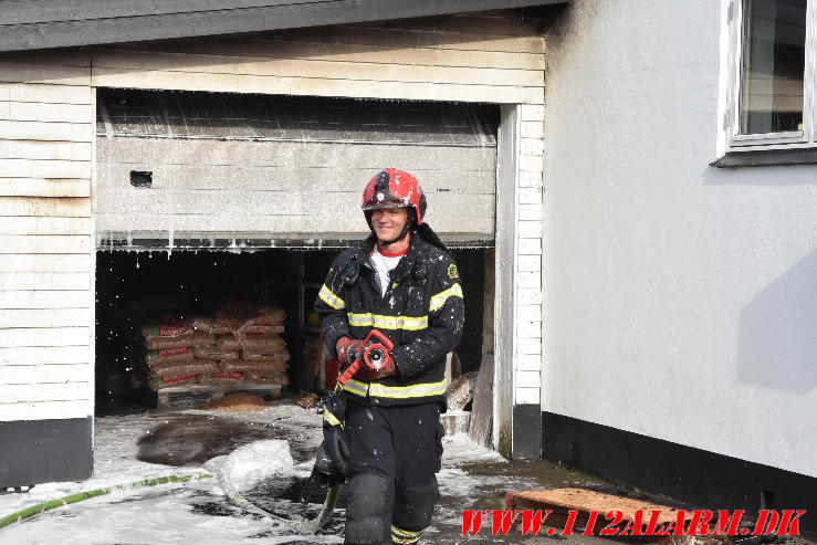 Ild i Carport. Nørre Bygade i Grejs. 02/08-2024. Kl. 17:34.