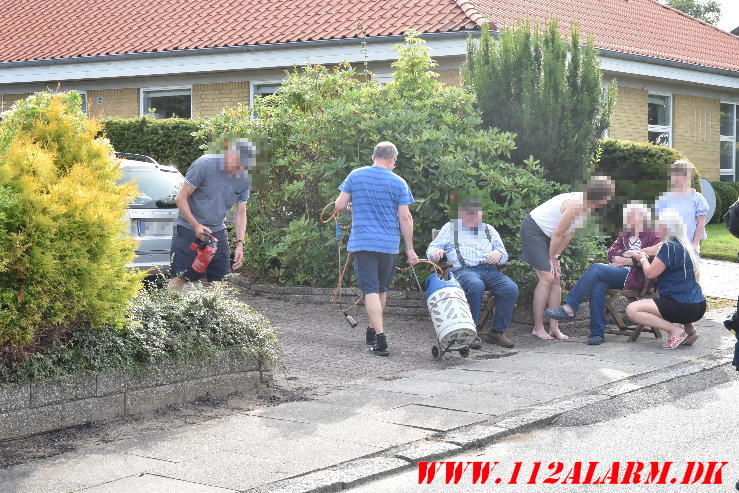 Endnu en gang en ukrudtsbrænder. Mysundevej i Vejle. 01/08-2024. Kl. 18:06.