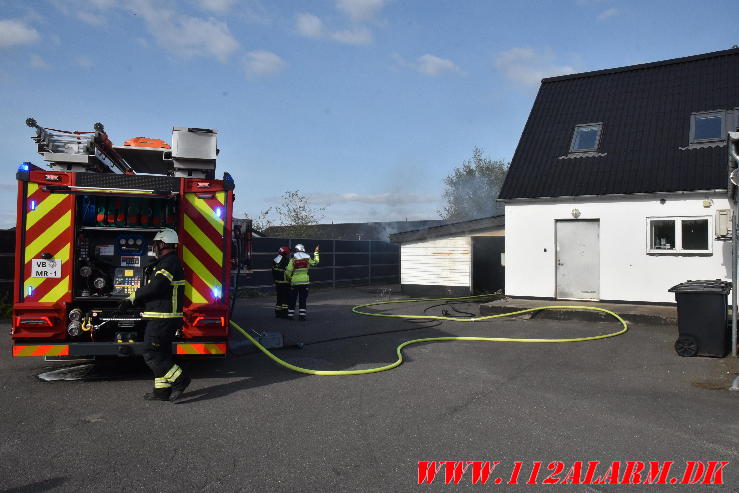 Ild i Carport. Nørre Bygade i Grejs. 02/08-2024. Kl. 17:34.