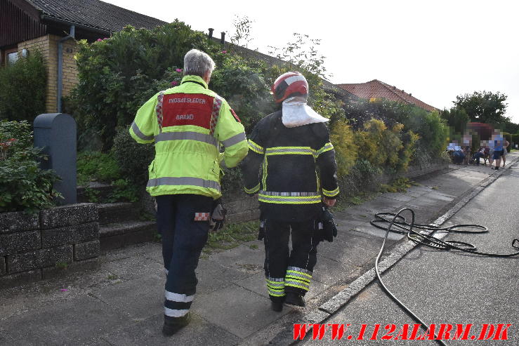 Endnu en gang en ukrudtsbrænder. Mysundevej i Vejle. 01/08-2024. Kl. 18:06.