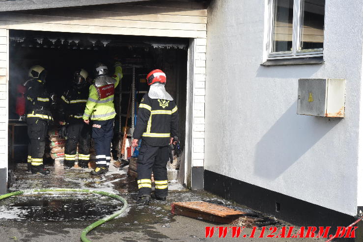 Ild i Carport. Nørre Bygade i Grejs. 02/08-2024. Kl. 17:34.