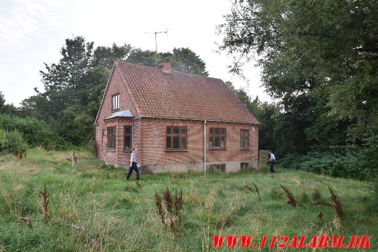 Ild i et ubeboet hus. Fårupvej 58 i Jelling. 07/08-2024. Kl. 20:27.