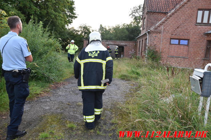 Ild i et ubeboet hus. Fårupvej 58 i Jelling. 07/08-2024. Kl. 20:27.