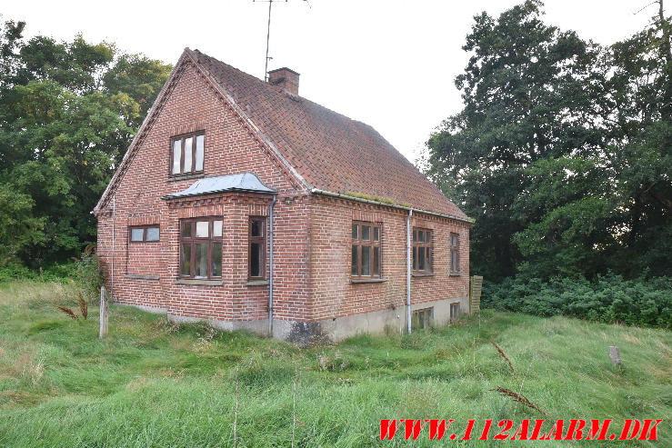 Ild i et ubeboet hus. Fårupvej 58 i Jelling. 07/08-2024. Kl. 20:27.