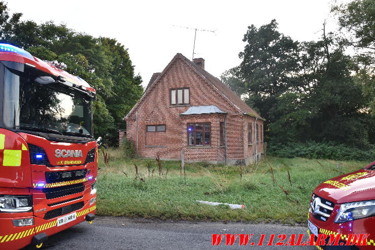 Ild i et ubeboet hus. Fårupvej 58 i Jelling. 07/08-2024. Kl. 20:27.